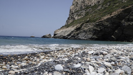 Schöner Strand mit rund gewaschen Steinen vom Meer