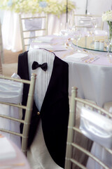 The suit jacket in round table is decorated on the dining