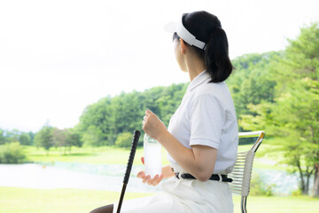 ゴルフ　練習中の女子大生　ゴルフサークル　サークル活動