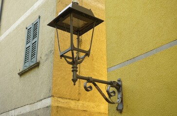 Uno sguardo ad un particolare in una strada di Loveno, Lago di Como