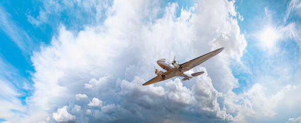 Alter Propeller des metallischen Flugzeugs im Himmel, stürmische Wolken im Hintergrund