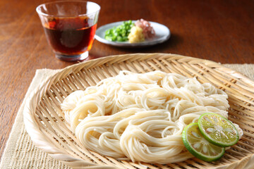 笊に盛り付けた素麺