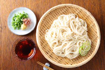 笊に盛り付けた素麺