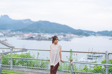 高台の田舎の公園にいる女性