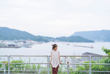 Fototapeta premium 高台の田舎の公園にいる女性