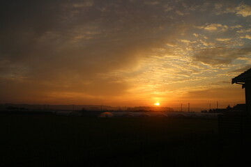 沈む夕日と夕焼け空