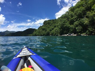 快晴の湖を進むカヤック