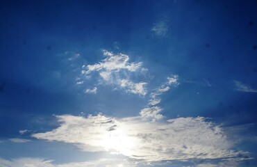 Blaue Himmel Landschaft mit weißem Wolkengebilde bei Sonne am Abend im Sommer