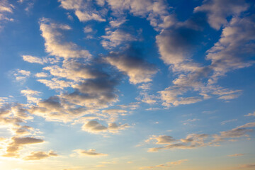 Obraz premium Clouds in the sky at sunset .