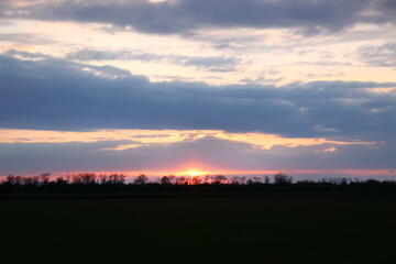Obraz premium Picturesque view of beautiful countryside at sunset