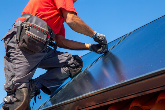 Montage einer Solaranlage. Handwerker bringen die Solarpaneele an