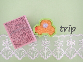 地図に車、トリップtripの単語、旅行・ドライブのイメージ