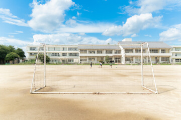 Fototapeta premium 学校でサッカーをしている小学生の子供たち