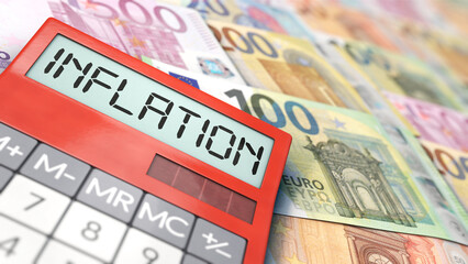 Taschenrechner mit dem Wort "Inflation" liegt auf Euroscheinen