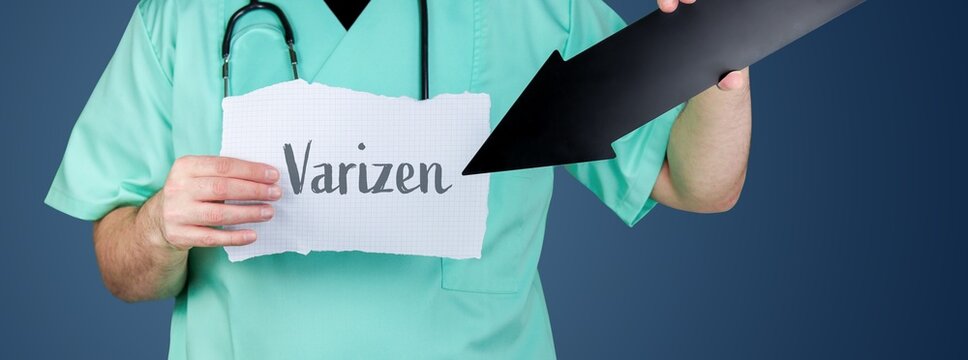 Varizen (Krampfadern). Arzt h&auml;lt Zettel und zeigt mit Pfeil auf medizinischen Begriff.