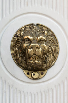 Alter Löwenkopf aus Messing als Türschloss