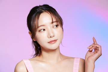 Obraz premium 若い女性のカラフルな背景のビューティーポートレート