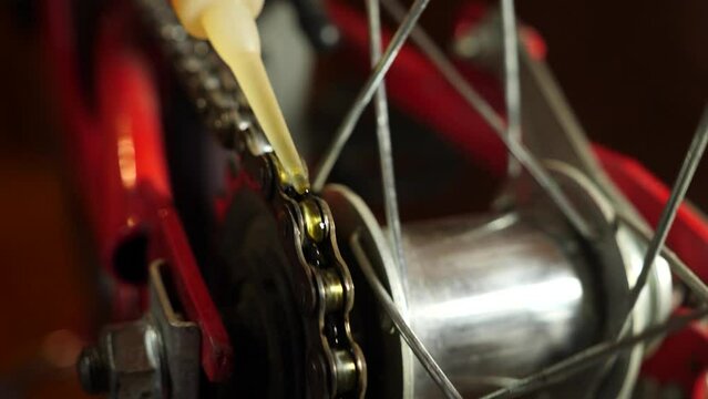 Lubricate the bicycle chain with oil. Bicycle maintenance and care.
