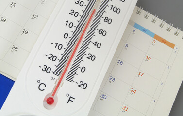Naklejka premium Weather forecast, thermometer with calendar close up.
