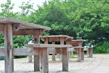 Fototapeta na wymiar 公園、木製ベンチ、机、デスク、キャンプ