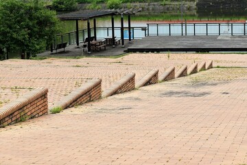 公園、バルコニー、池、湖、階段、煉瓦、床、レンガ、赤レンガ、雑草