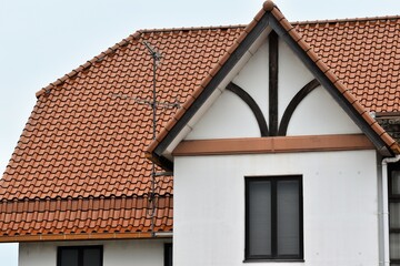 イタリア風屋根、赤レンガ、瓦、洋風瓦、白壁、洋風建築