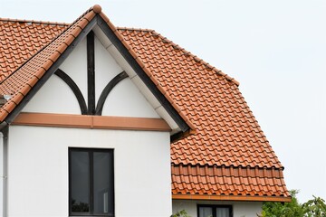 イタリア風屋根、赤レンガ、瓦、洋風瓦、白壁、洋風建築