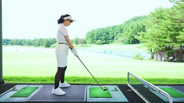 女子大生　ゴルフサークル　サークル活動　ゴルフ場　日本人　女性　大学生　高校生　女子ゴルファー