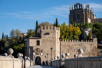 torreon almenado, puente de San Martín, puente medieval sobre el río Tajo, Toledo, Castilla-La...