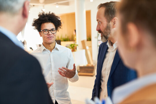Start-Up Gr&uuml;nder und Gesch&auml;ftspartner in Besprechung