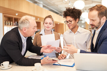 Startup Team und Berater diskutieren Projekt Planung