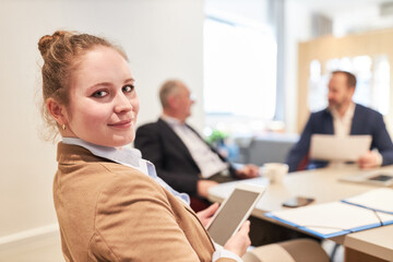 Junge Business Frau mit Tablet Computer am Konferenztisch