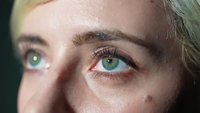 目を開く女性のアップ