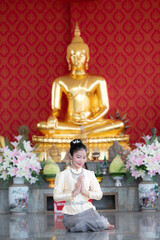 Thai women wear Thai dress Sitting on the temple.