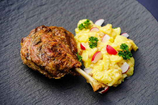 gegrillte Schweinshaxen vom Jungschwein auch Pig Wings genannt