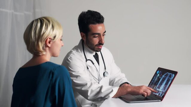 診察する医師と患者