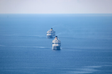 Due navi da crociera in navigazione nel Golfo di La Spezia