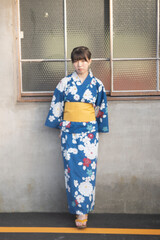 駅　浴衣を着た女性　女子大生　女子高生　日本人　浴衣　和装　夏まつり　花火大会