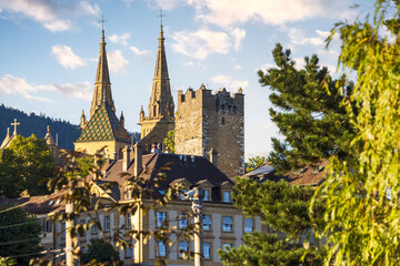 Abendlicher Blick vom See auf Kollegiatskirche und Gefängnisturm in Neuchatel