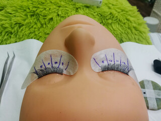 Üben mit Mannequin das Anbringen von falschen Wimpern