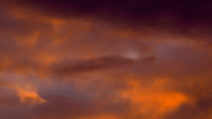 Ciel de feu pendant le coucher de soleil, sous des nuages voilés de haute altitude