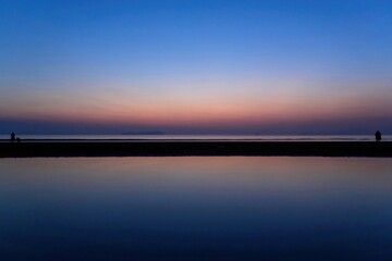 静寂に包まれた日没後の父母ヶ浜のブルーモーメント情景＠香川
