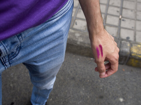 Chico con mano maquillada