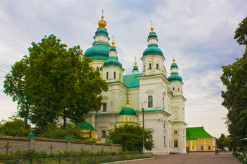 Fototapeta na wymiar Holy Trinity Cathedral in Chernigov, Ukraine 