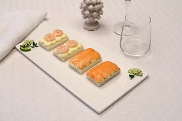 tartine gamberi e salmone