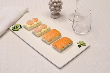 tartine gamberi e salmone