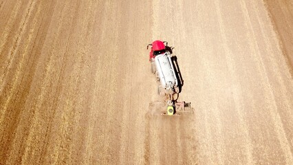 Düngerausbringung: Gülle-Selbstfahrer bringt Gülle auf einem Acker aus, industrielle Landwirtschaft, Selbstfahrer, Gülletonne, Luftbild © keBu.Medien