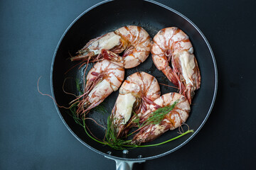 Sea shrimp grilled in black pan with vegetable spicy