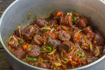 Marmite de rougail saucisses fumées, spécialité culinaire réunionnaise 