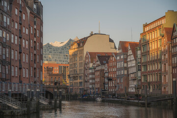 Deichstraße mit Elbphilharmonie 02